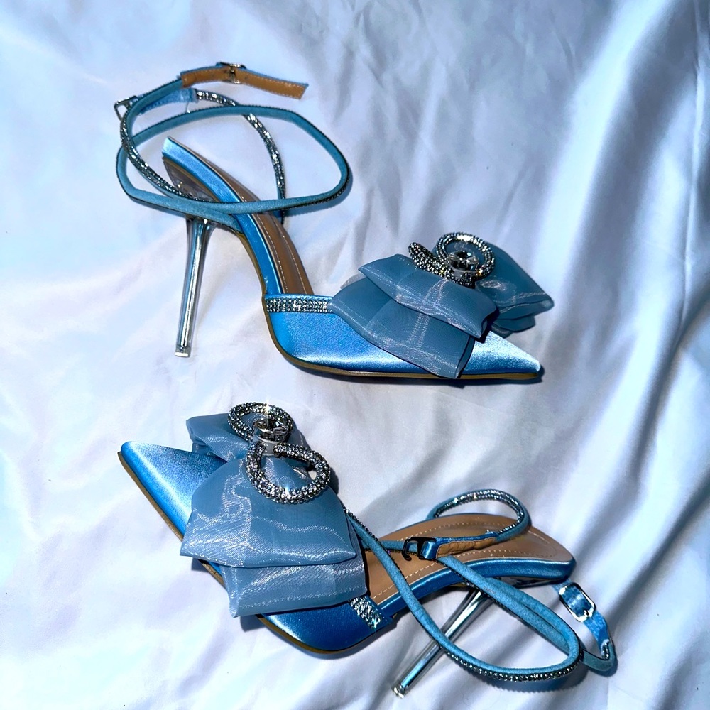 BEAUTIFUL CINDERELLA STYLE BLUE HEELS